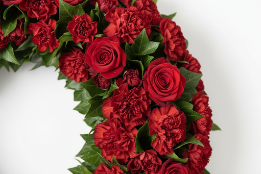 Närbild röd begravningskrans