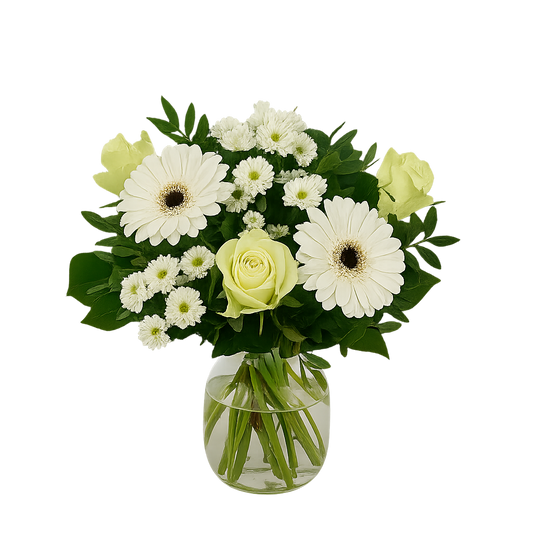 Bukett i vitt med rosor, germini och krysantemum i glasvas – en stilren och harmonisk blomsterarrangemang.