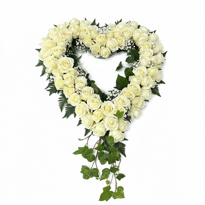 Cremefärgad begravningskrans med små rosor