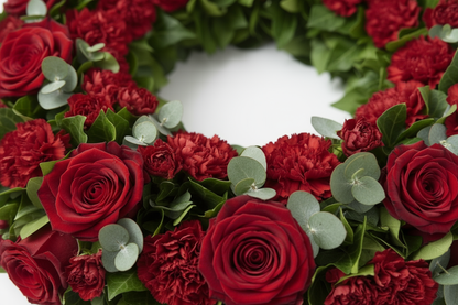 Närbild röd begravningskrans