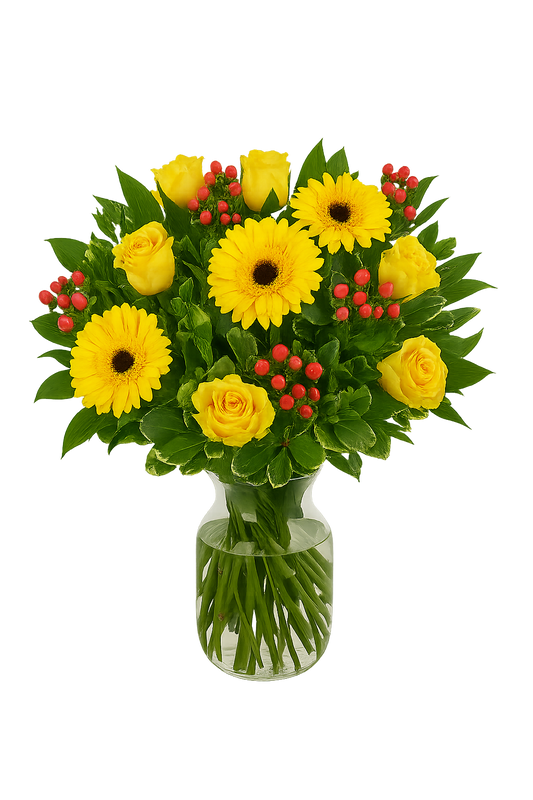 Fyllig gul blomsterbukett med rosor, gerbera och röda bär – perfekt present